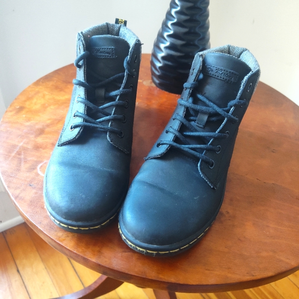 Dr Martens Maelly 6-eyelet black low boot with padded collar